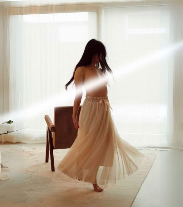 independent-asian-escort-berlin-kira-petite-long-hair-playful-travel-lingerie