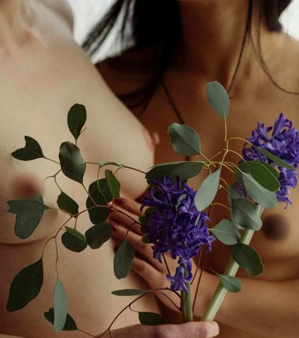 independent-asian-escort-berlin-kira-petite-long-hair-threesome-travel-lingerie